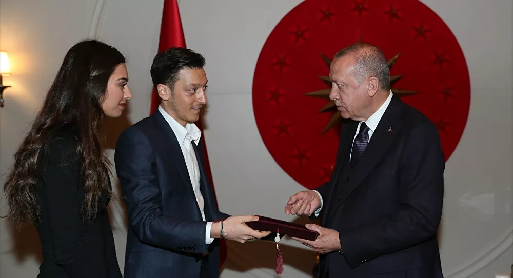 Mesut Özil'in Erdoğan ile fotoğrafı Arsenal'da sorun oldu!
