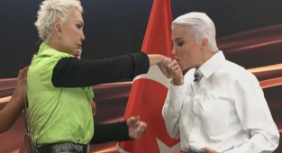 Deniz Akkaya Canlı Yayında Seyhan Soylu'nun Elini Öptü