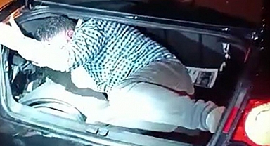 Alkol aldıkları adamın önce parasını çaldılar ardından bagaja kilitlediler! Polis çevirmesinde yakayı ele verdiler