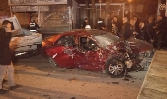16 yaşındaki sürücü, park halindeki iki otomobile çarptı: 1 ölü, 4 yaralı