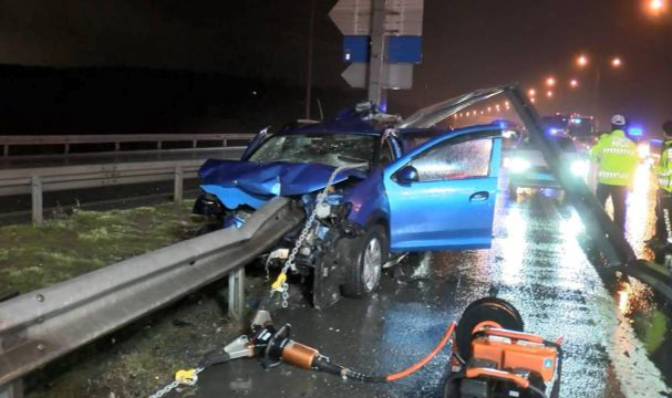 Direksiyon hakimiyetini kaybeden sürücü TEM otoyolunda bariyere girdi! Sürücü hayatını kaybetti