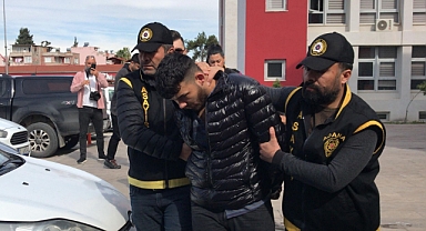 Gaspedilip, alıkonulan iki kişi mimikleriyle zanlıları yakalattı