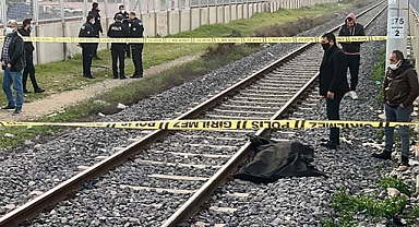 Adana’da raylardan geçmekte olan genç, tren çarpması sonucu hayatını kaybetti