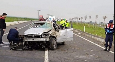 Köpeği ezmemek için direksiyonu kırdı refüje çarptı! 1 kişi öldü 2 kişi yaralı