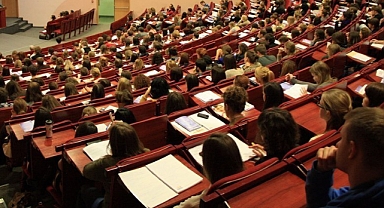 Lisans ve lisansüstü öğrencilerine sağlanan burs miktarları artırıldı