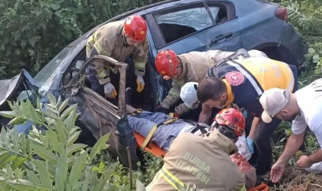 Bursa'da düğünden dönen ailenin otomobili dere yatağına uçtu, bir kişi hayatını kaybetti