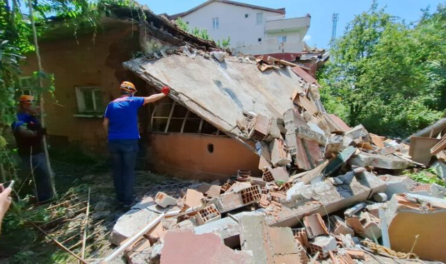 Metruk evde yıkım esnasında sundurma çökmesi üzerine 2 kişi öldü