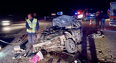 Kırşehir'de korkunç kaza! Kamyonetle otomobil kafa kafa çarpıştı; 2 ölü, 3 yaralı