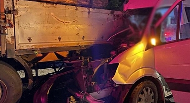Düzce'de korkunç kaza: Minibüs, duran TIR'a çarptı, 1 kişi hayatını kaybetti, 20 kişi yaralandı