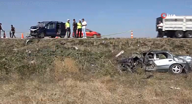 Çanakkale'de Otomobille Hafif Ticari Araç Çarpıştı: 2 Ölü, 5 Yaralı