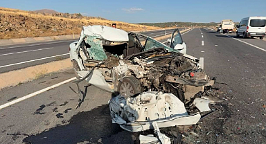 Elazığ'da Kamyonla Otomobil Çarpıştı: 1 Ölü, 1 Yaralı