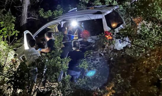 Esrarengiz cinayet! Şarampole yuvarlanan araçta boğazı kesilmiş ceset bulundu