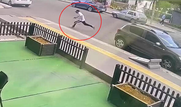 Diyarbakır’da, yoldan geçen anne-kızın yaralandığı, iş yerine silahlı saldırı kamerada
