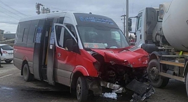 Yolcu Dolu Minibüs Vidanjöre Çarptı: 12 Yaralı 