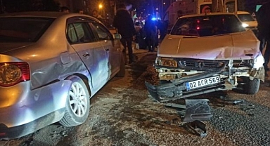 Adıyaman'da İki Otomobil Çarpıştı: 5 Yaralı 