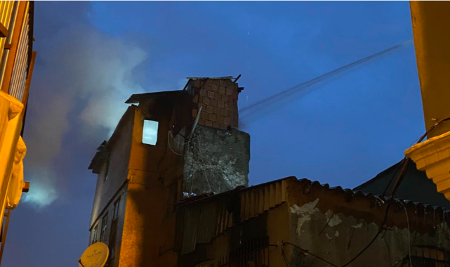 Beyoğlu'nda Bir Binada Çıkan Yangın Söndürüldü