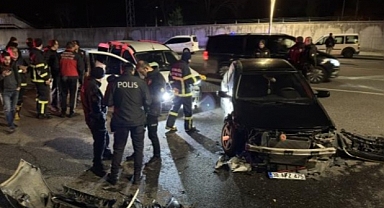 Bingöl'de Hafif Ticari Araçla Otomobil Çarpıştı: 4 Yaralı 