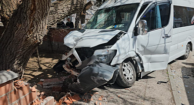 Çorum'da Öğrenci Servisiyle Otomobil Çarpıştı: 16 Yaralı