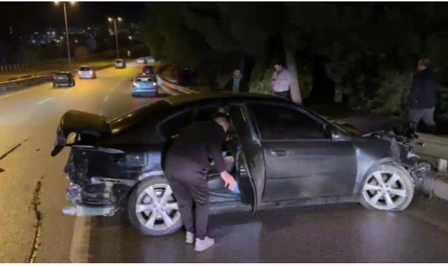 Kontrolden Çıkan Otomobil Bariyerlere Çarptı