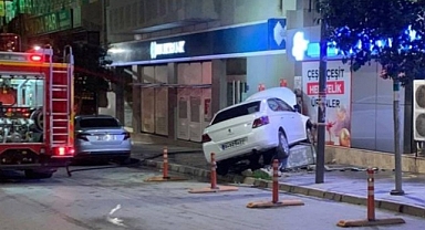 Kontrolden Çıkan Otomobil İş Yerinin Duvarına Çarptı