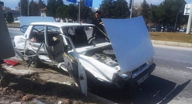 Kütahya'da İki Otomobil Kavşakta Çarpıştı: 3 Ölü, 2 Yaralı 