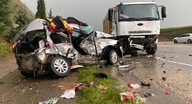 Adıyaman'da Otomobil İle Kamyon Çarpıştı: 2 Ölü 