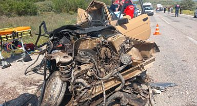 Balıkesir'de Otomobil Tırla Çarpıştı: Aynı Aileden 3 Ölü