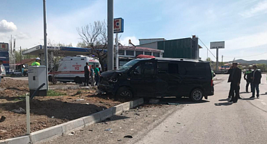 Bingöl'de Hafif Ticari Araçla Minibüs Çarpıştı: 15 Yaralı
