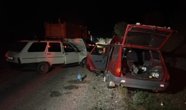 Çanakkale'de İki Otomobil Çarpıştı: 8 Yaralı