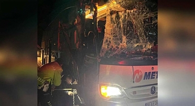 Çorum'da Yolcu Otobüsü Tıra Arkadan Çarptı: 10 Yaralı