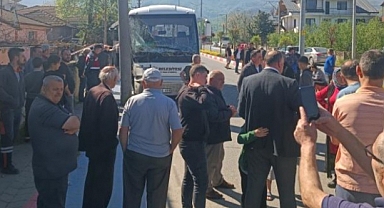 Düzce'de Halk Otobüsü Aydınlatma Direğine Çarptı