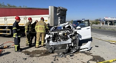 Kırıkkale'de Otomobil Yaya ve Tır Dorsesine Çarptı: 1 Ölü, 2 Yaralı