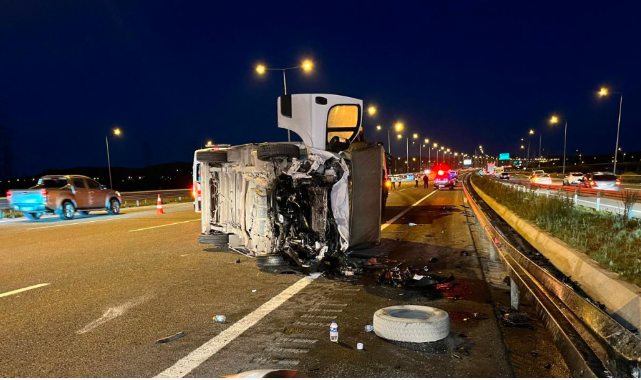 Kuzey Marmara Otoyolu'nda Kamyonet Otomobile Çarptı: 2 Ölü, 4 Yaralı