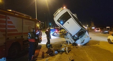 Önündeki Otomobile ve Bariyere Çarptıktan Sonra Dik Şekilde Asılı Kaldı