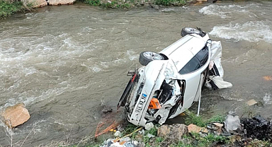 Erzincan'da Otomobil Dereye Devrildi. 1 Ölü, 1 Yaralı