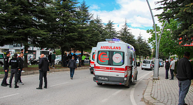 Uşak'ta Hafif Ticari Aracın Çarptığı Anne ve Oğlu Ağır Yaralandı