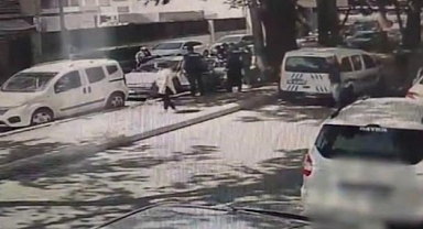 Arabada Havasızlıktan Bayılan İkizleri Boğulmaktan Polis Kurtardı