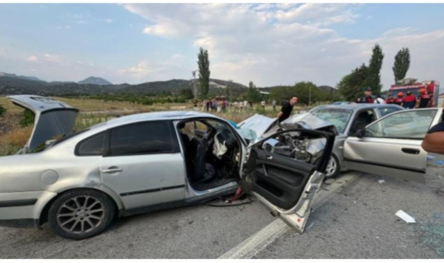 Burdur'da İki Otomobil Çarpıştı: 2 Ölü, 8 Yaralı