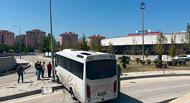 Freni Arızalanan Midibüs Otobüs Terminali Araç Giriş Yoluna Düştü: 15 Yaralı
