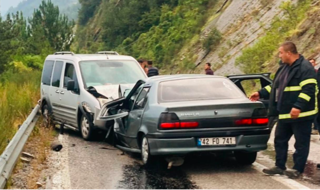 Kastamonu'da Hafif Ticari Araç İle Hafif Ticari Araç Çarpıştı: 7 Yaralı
