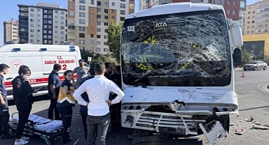 Kayseri'de İşçi Servisi İle Kamyon Çarpıştı: 10 Yaralı 