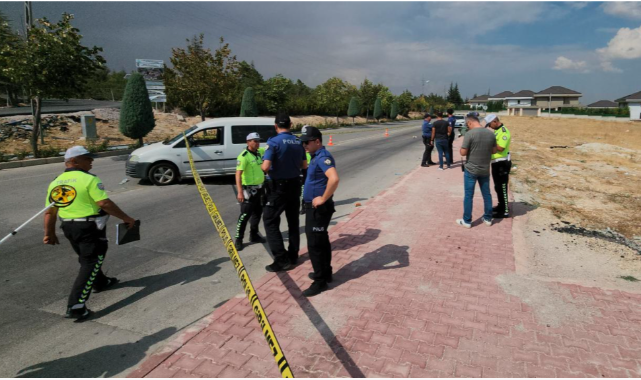 Kediye Çarpmamak İçin Manevra Yaptı, Kaldırımda Oturan Kadına Çarptı