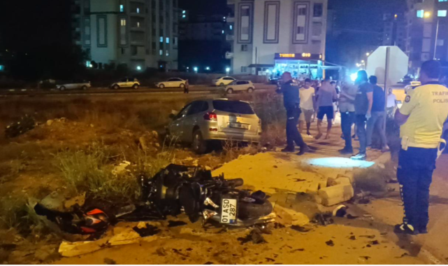 Adana'da Motosiklet Otomobille Çarpıştı: İzne Giden Uzman Çavuş Hayatını Kaybetti