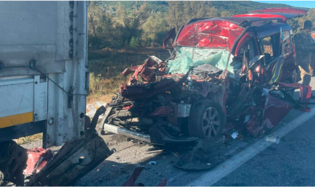Erzincan'da Hafif Ticari Araç Tıra Çarptı: 3 Ölü