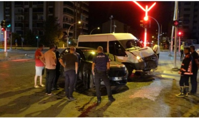 Malatya'da Sivil Polis Aracı İle Cip Çarpıştı: 1'i Polis 4 Yaralı