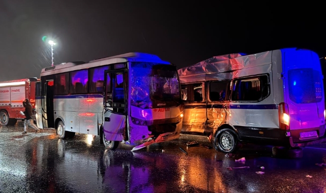 Manisa'da İki İşçi Servisi Çarpıştı: 35 Yaralı