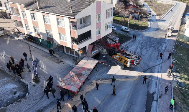 Başakşehir'de Facia: Yokuştan Kayan Dev Vinç Binaya Daldı!