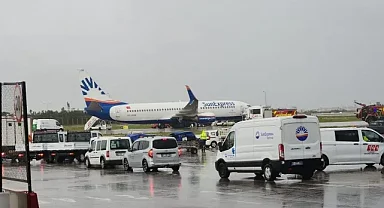 Antalya Havalimanı'nda Korku Dolu Dakikalar! Yolcu Uçağı Kanat Üstüne Yattı