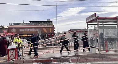 Otomobil Tramvay Durağına Daldı! Saniyeler İçinde Ortalık Karıştı, 3 Kişi Yaralandı