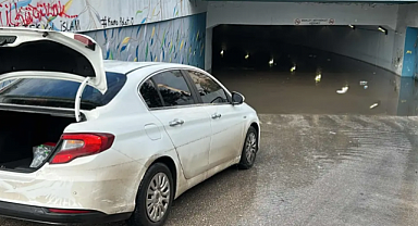 Adana'da Alt Geçidi Su Bastı! Baba ve Çocukları Araçta Mahsur Kaldı